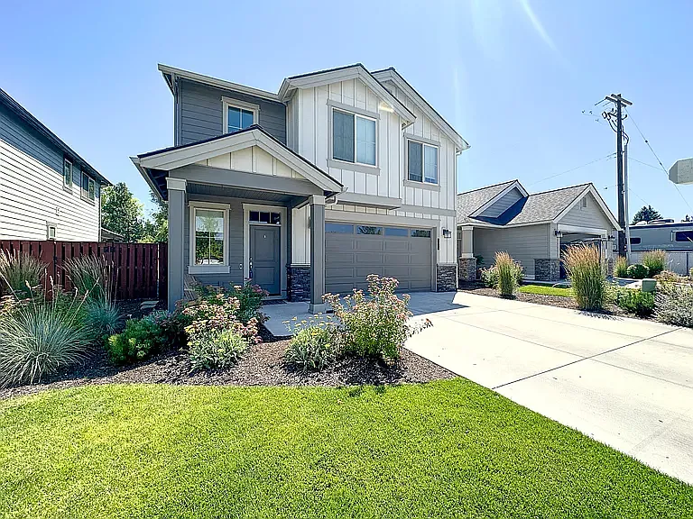 1316 NE Sunrise St — Photo 1