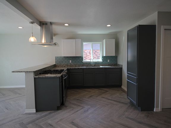 2nd image of 960 Versailles Dr