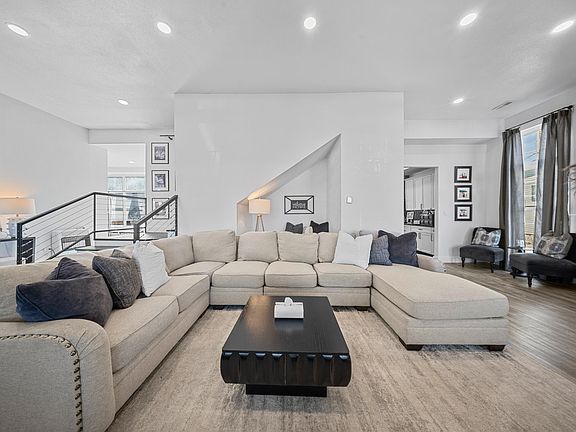 3rd image of 329 Riverside Dr