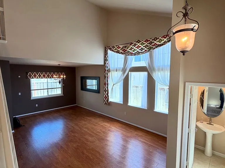 720 Legends Pl — Photo 3