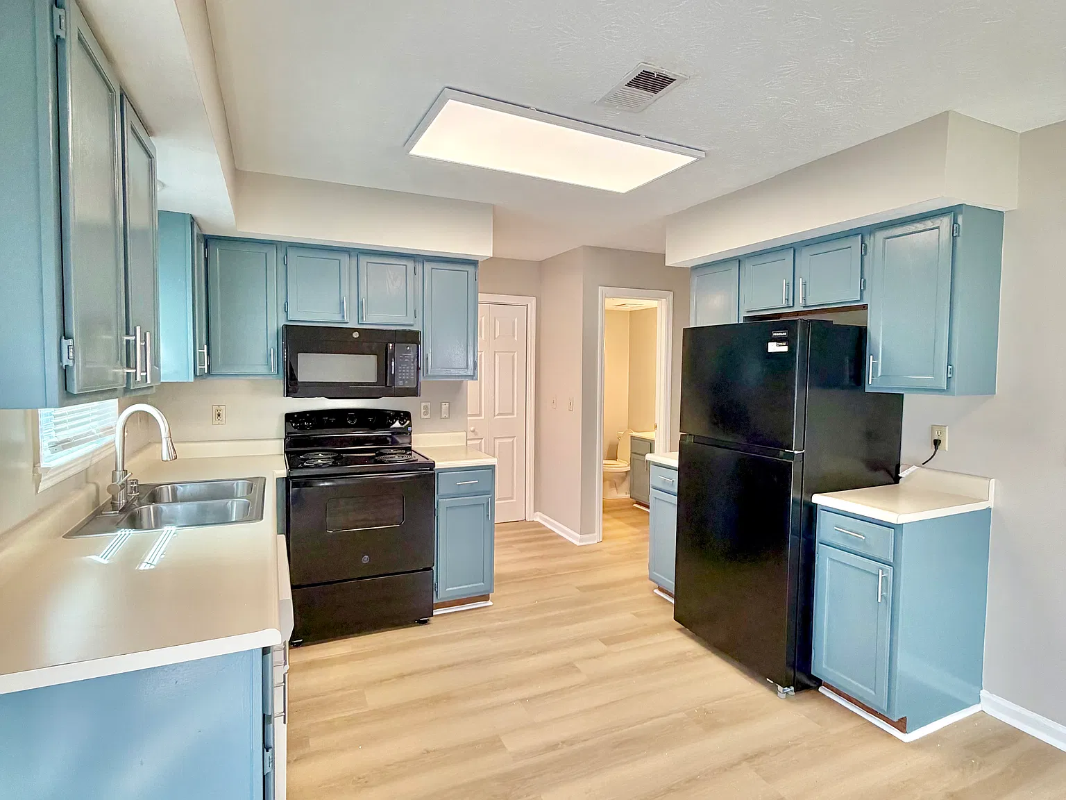 3 bed, 2.5 bath, 1303 sqft, $1,345 — Photo 2