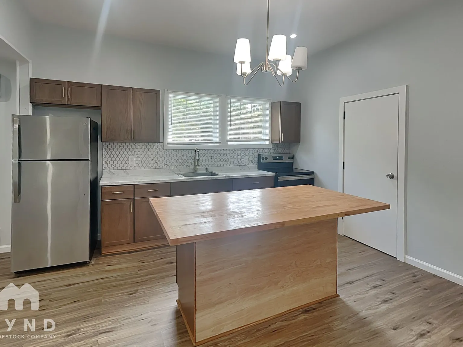 1 bed, 1.0 bath, 723 sqft, $1,350 — Photo 2