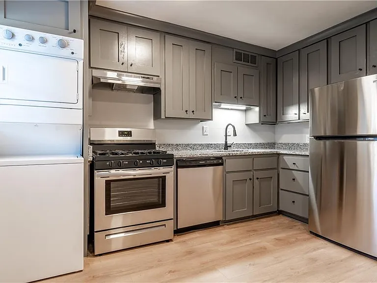 1135 Woodland Ave NE — Photo 12