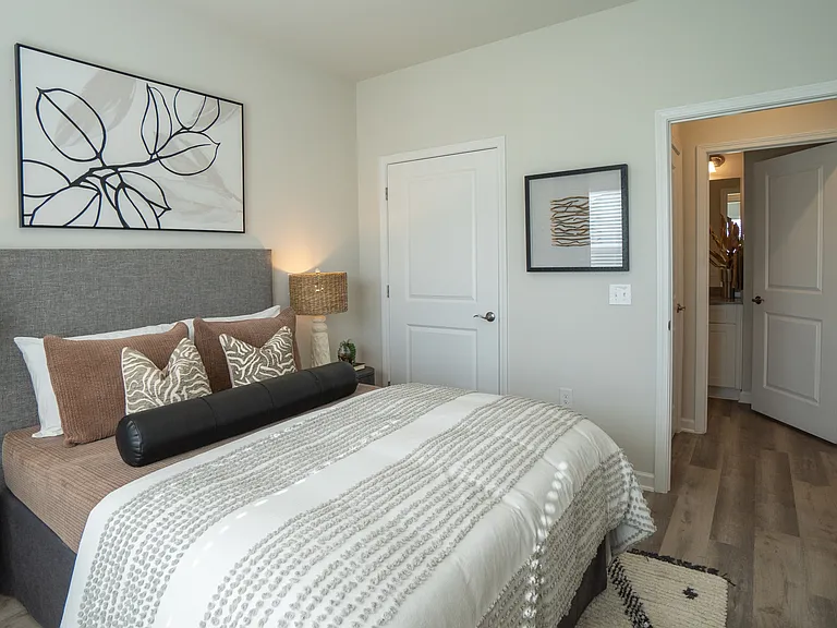 Secondary bedroom with queen size bed