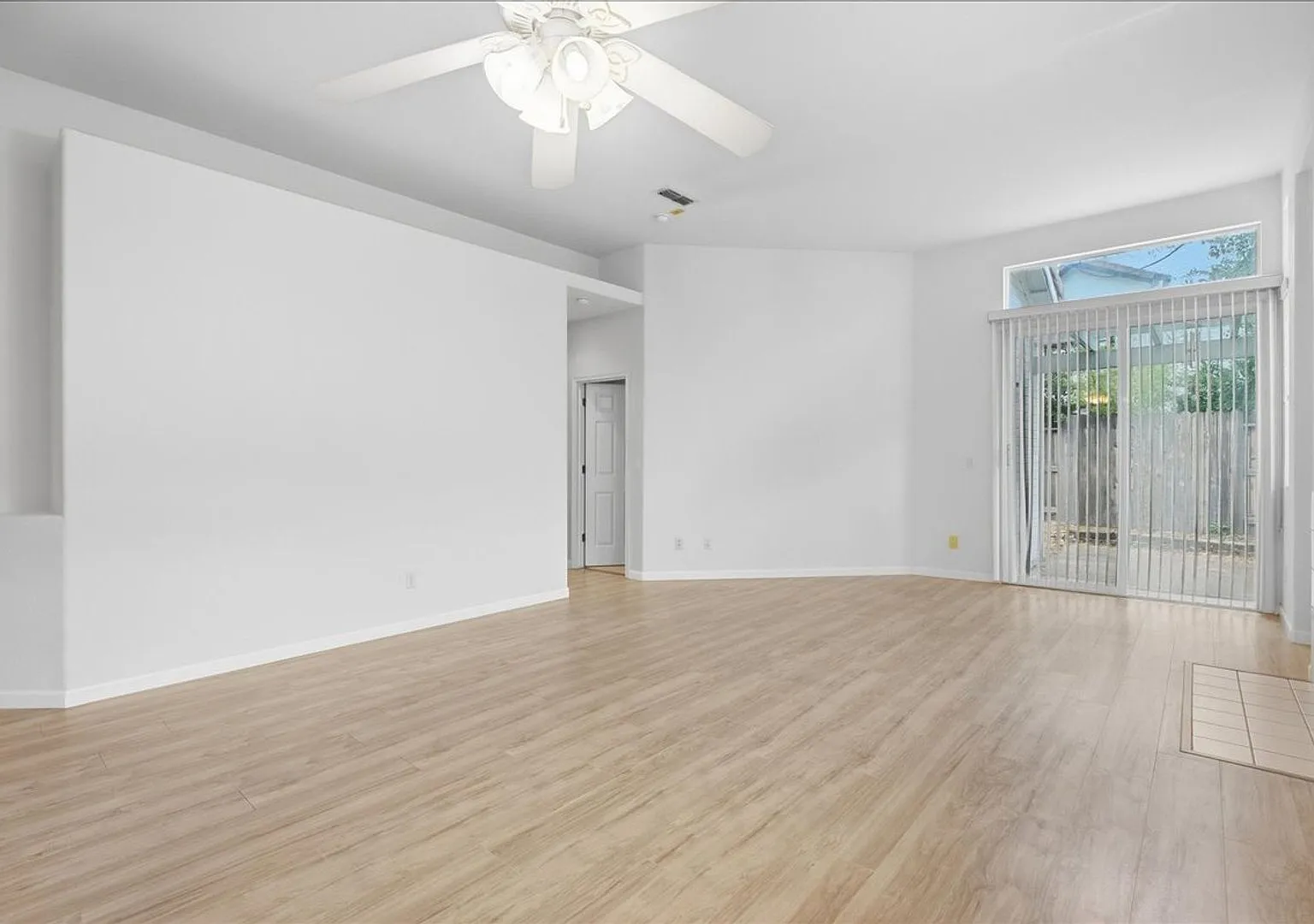 374 Coventry Cir — Photo 4