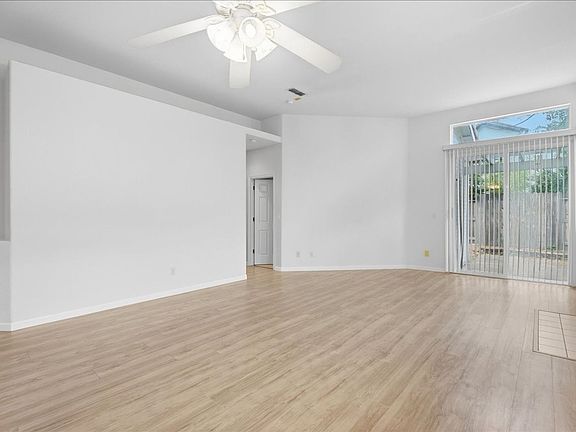 4th image of 374 Coventry Cir