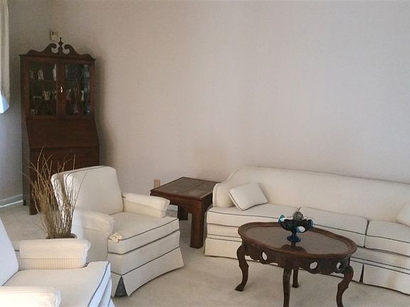 5th image of 726 N Twyckenham Dr
