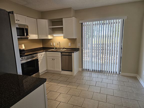 3rd image of 2811 Langley Ave APT 116