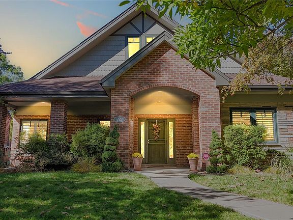 3rd image of 727 Fairfax Street