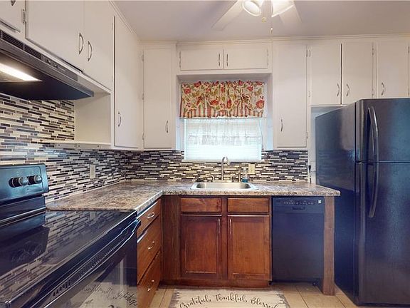 3rd image of 1100 SW 41st St
