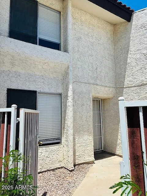 3 bed, 3.0 bath, 1410 sqft, $2,000 — Photo 2