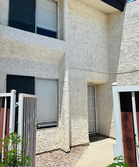 1632 S River Dr — Photo 2