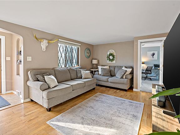 4th image of 720 Clinton Pl