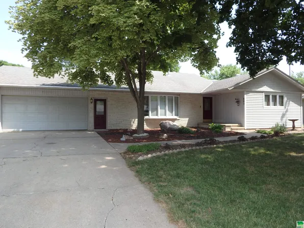 605 Kansas Ave SW, Orange City, IA 51041