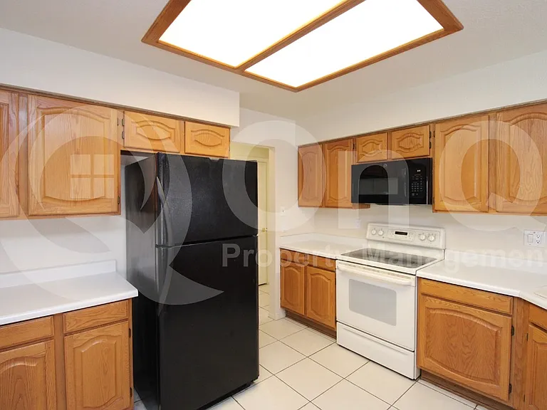 1560 W Kent Dr — Photo 3