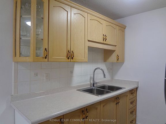 4th image of 893 Concession St #106