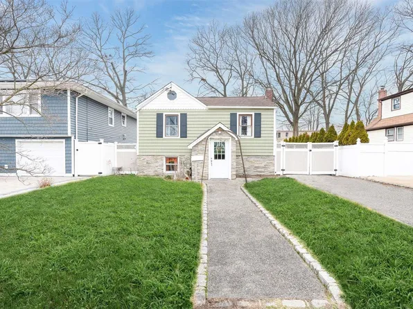 329 Lafayette Street, Copiague, NY 11726