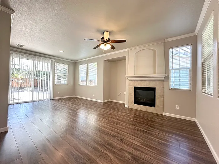 3 bed, 2.0 bath, 1241 sqft, $2,495 — Photo 4