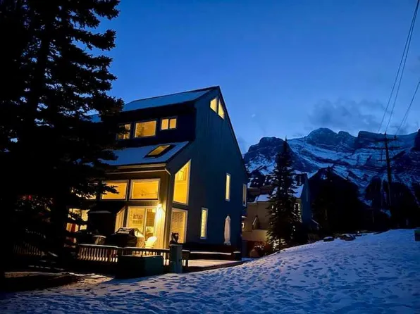 1065 W Evergreen Cir #4, Canmore, AB T1W 2P8