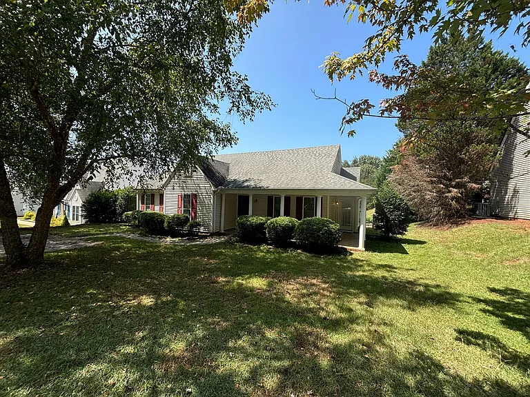 327 Springfield Cir — Photo 2