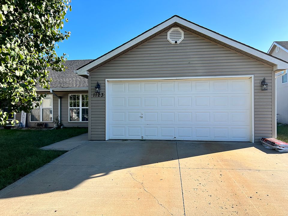 1st image of 1123 NW Willow Dr