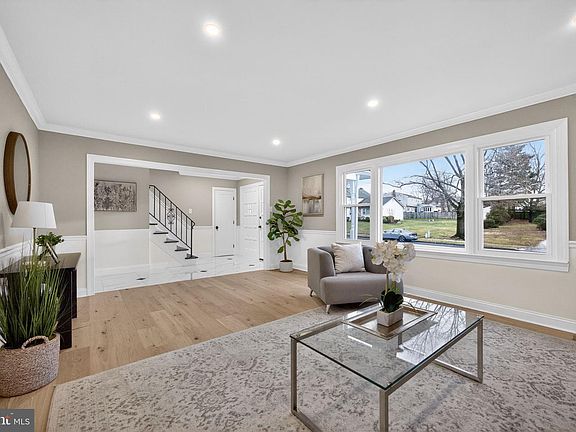 5th image of 515 Balsam Rd