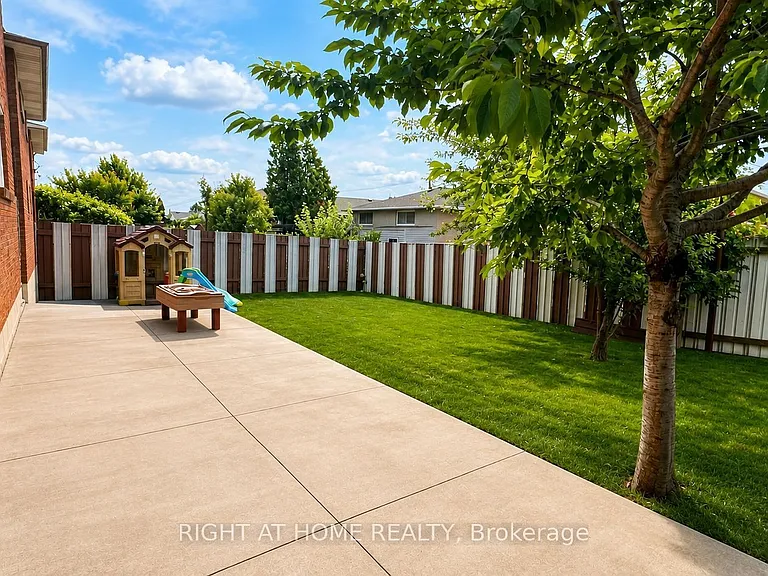 39 Lisgar Ct #UPPER — Photo 17