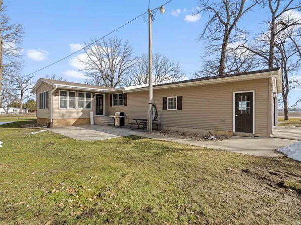 1868 Firefly Rd, Manchester, IA 52057