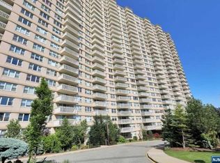 555 North Ave APT 2E, Fort Lee, NJ 07024