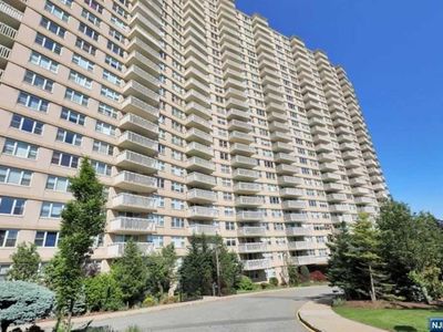 555 North Ave APT 2E, Fort Lee, NJ, 07024