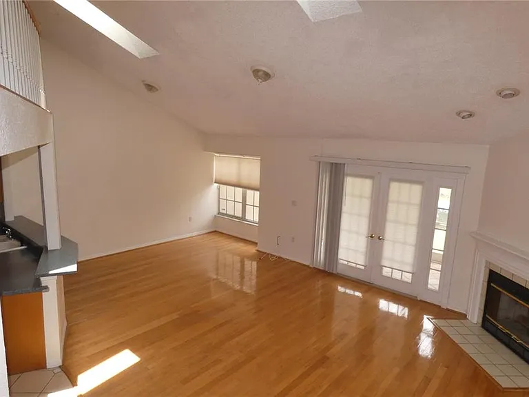 617 Segovia Ct NE — Photo 9