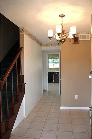 4 bed, 2.5 bath, 2275 sqft, $2,400 — Photo 2