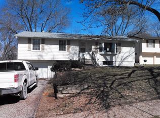 8734 O Cir, Omaha, NE 68127