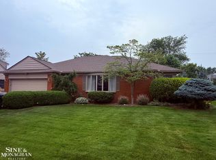 1090 S Renaud Rd, Grosse Pointe Woods, MI 48236