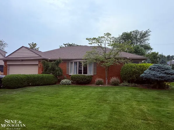 1090 S Renaud Rd, Grosse Pointe Woods, MI 48236