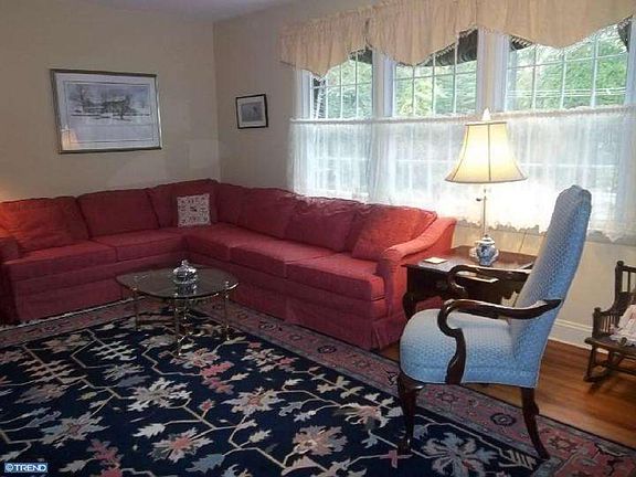 5th image of 329 Horseshoe Ln