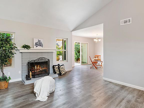 2nd image of 983 Hawthorne Ln