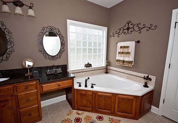 Master Bath - Jacuzzi Tub