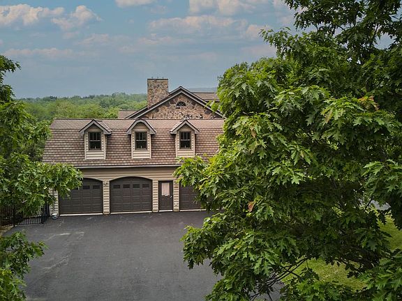 4th image of 113 Manhasset Dr