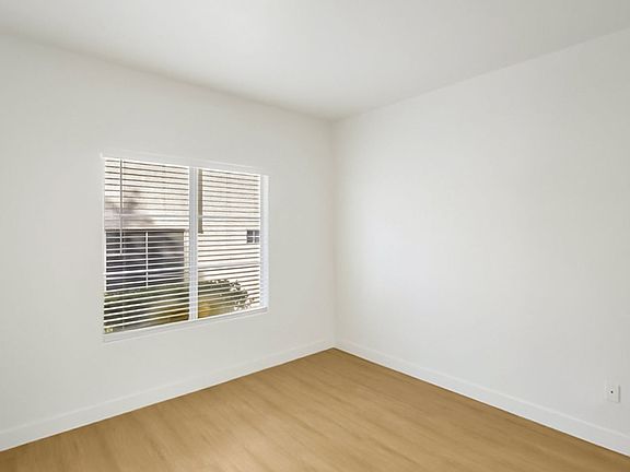5th image of 2975 Bluegrass Ln Building 411-4