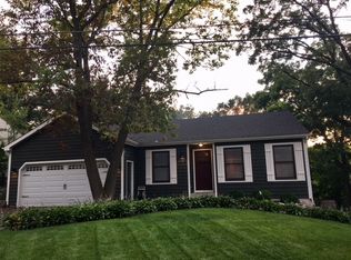 216 Lake Shore Dr, Oakwood Hills, IL 60013