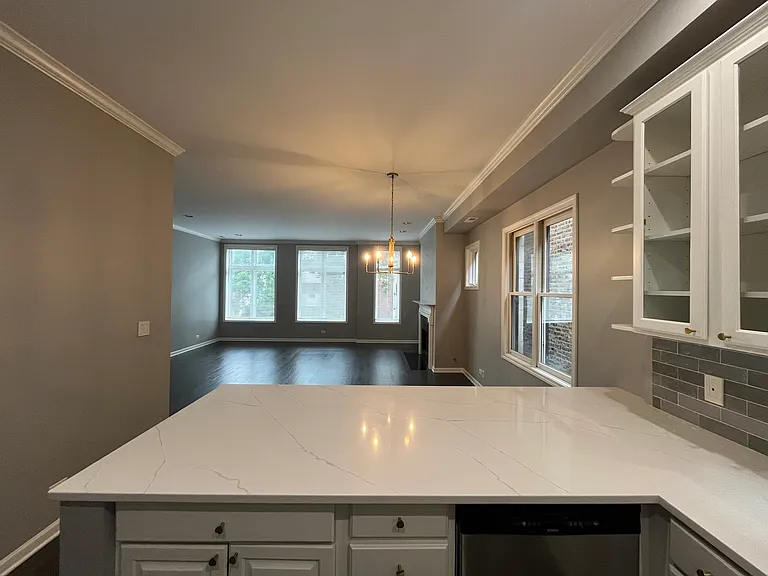 540 W Oakdale Ave #2W — Photo 8