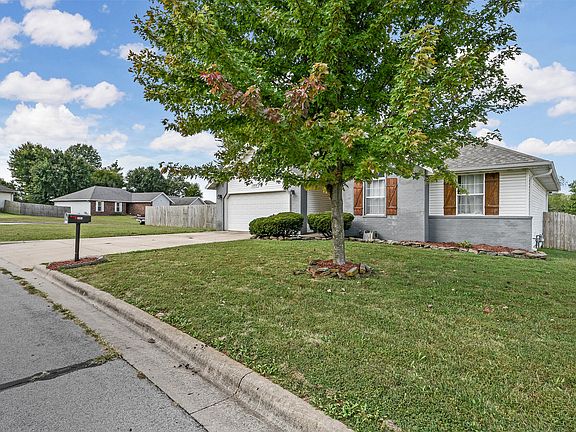 3rd image of 1302 W Turnberry Boulevard