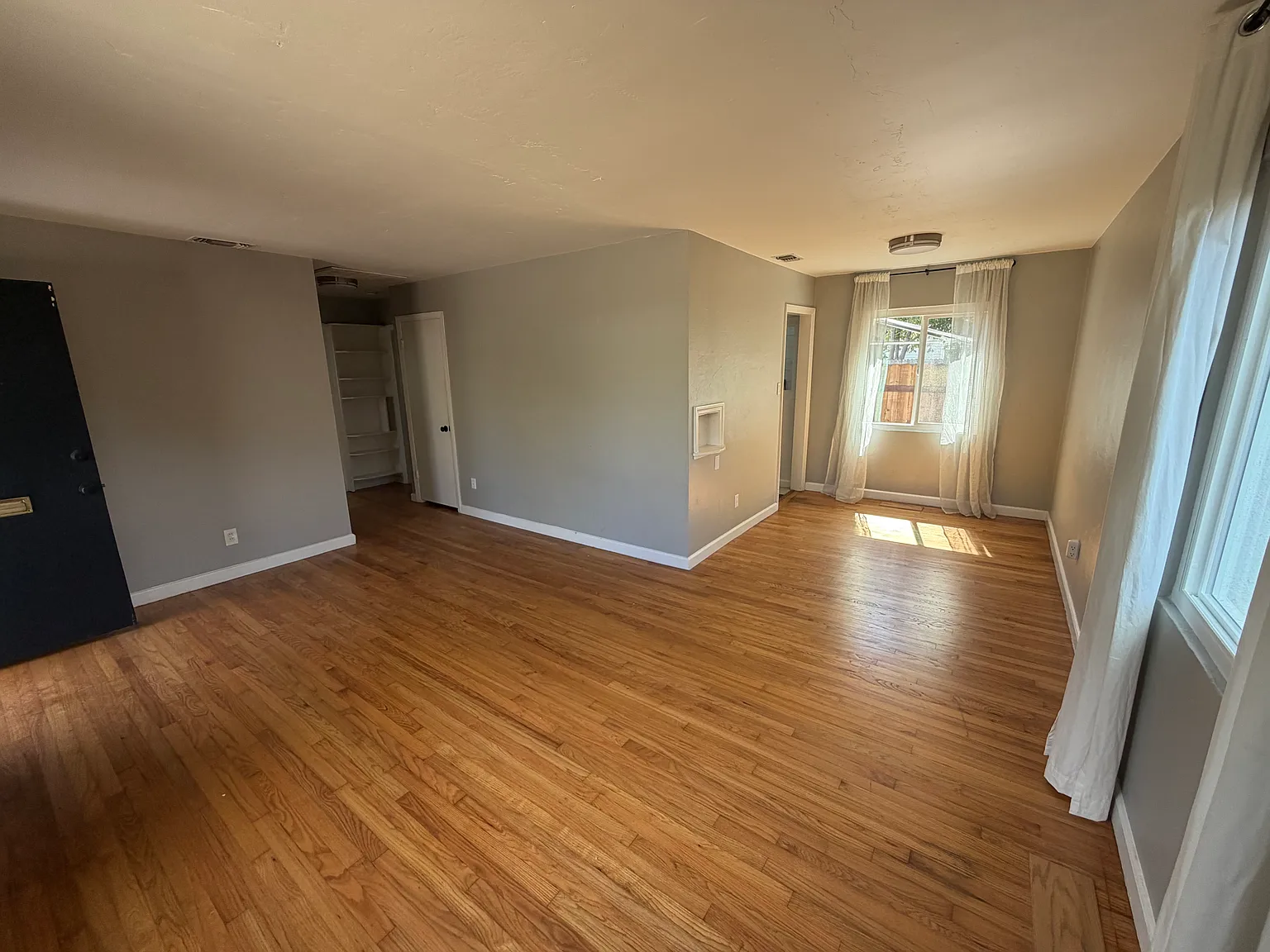 2 bed, 880 sqft, $2,400 — Photo 3