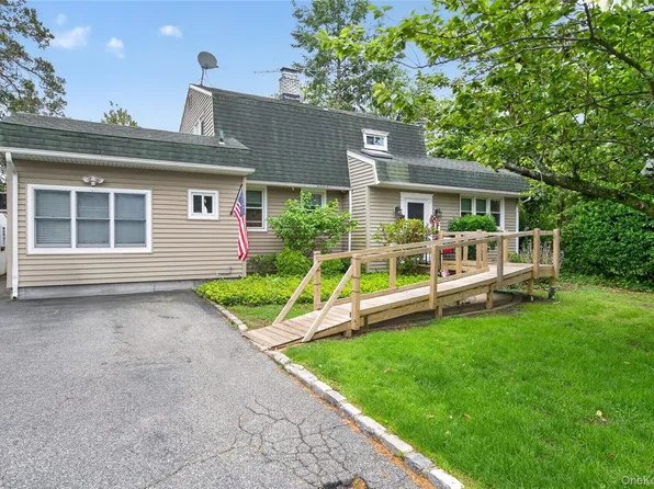 8 7th Street, Carle Place, NY 11514