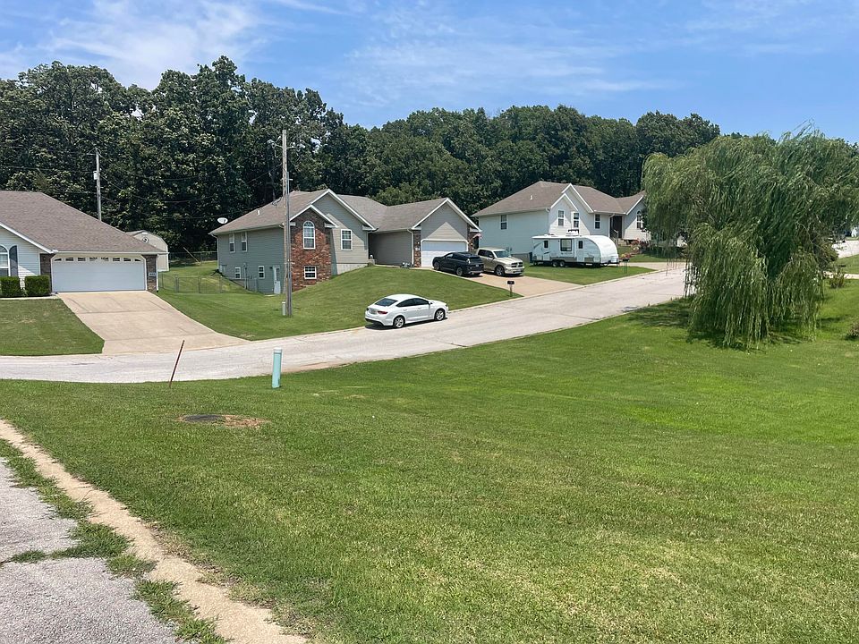 2nd image of 415 Ravenwood Circle