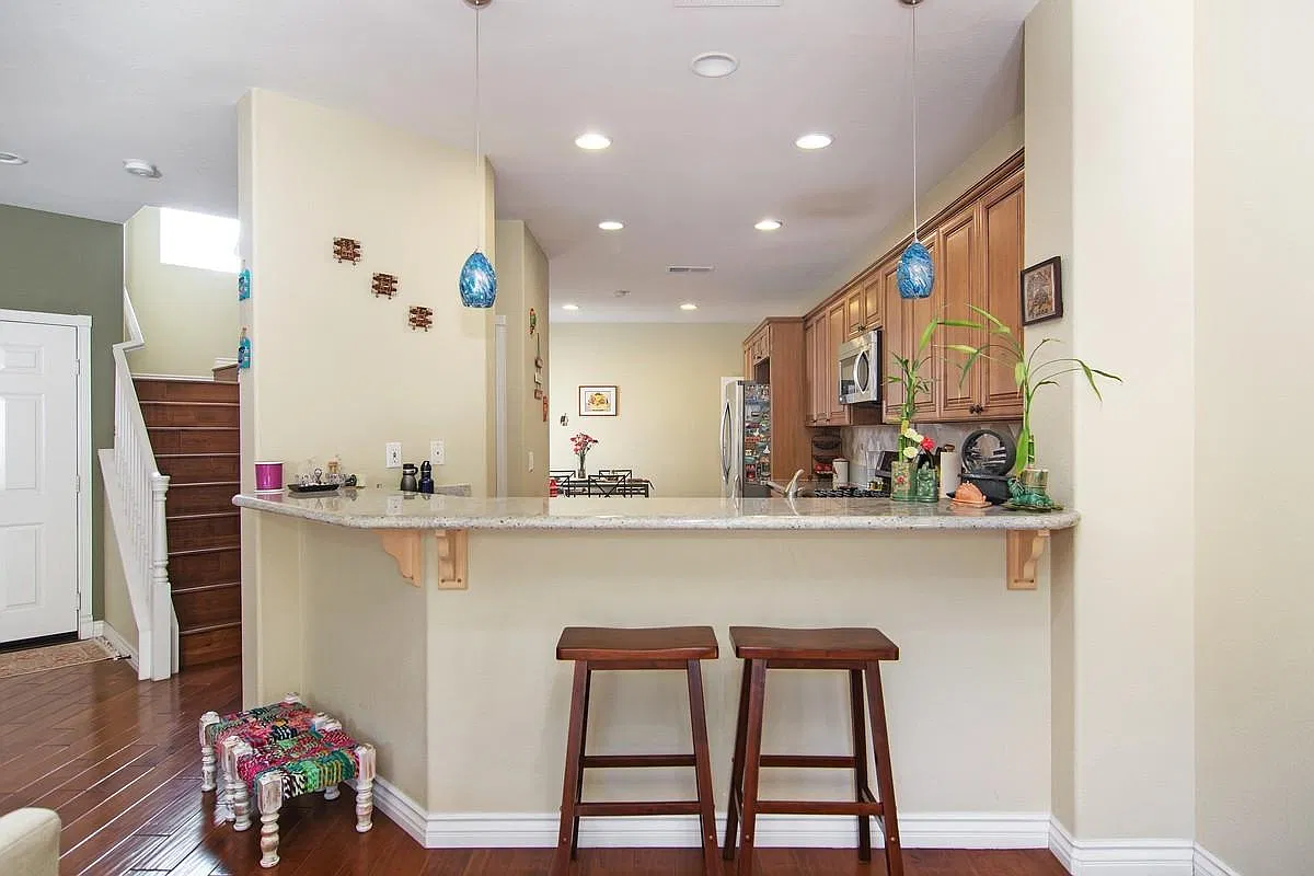 3 bed, 2.5 bath, 1568 sqft, $3,895 — Photo 3