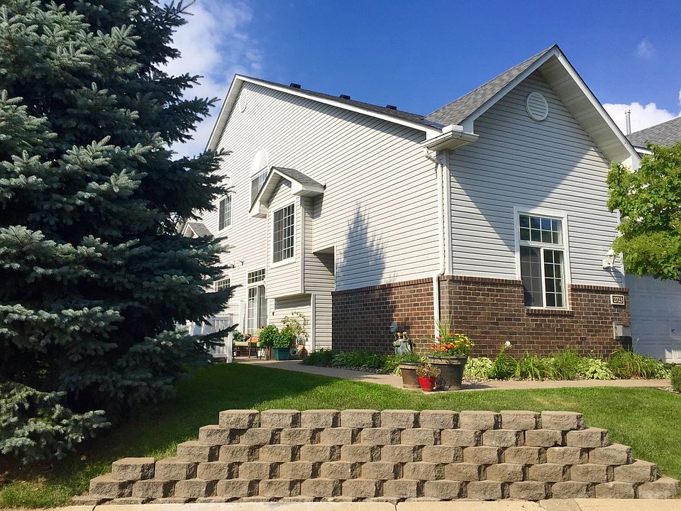 End unit with yard and patio