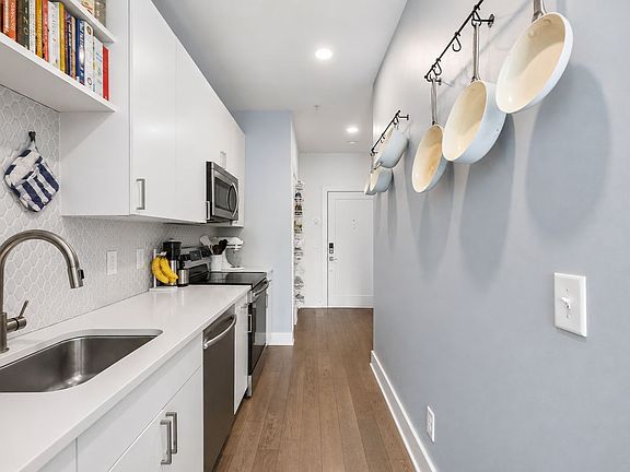 5th image of 1041 E Trinity Ln APT 203