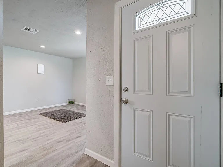 605 Saint James Pl — Photo 7